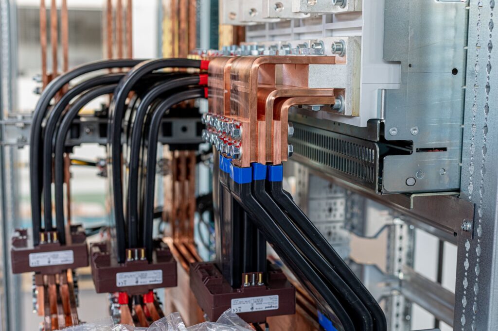 Electrical connection of flexible and solid copper between a circuit breaker and copper busbars